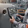 Technicus inspecteert een machine met een industriële endoscoop